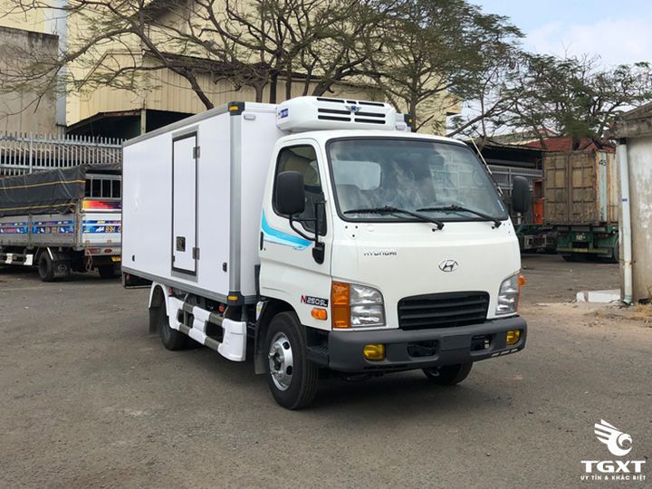 Xe tải Hyundai Mighty N250SL Đông Lạnh 2.5T Euro 5, vận chuyển hàng lạnh, động cơ mạnh mẽ, tiết kiệm nhiên liệu, phù hợp thực phẩm và dược phẩm.