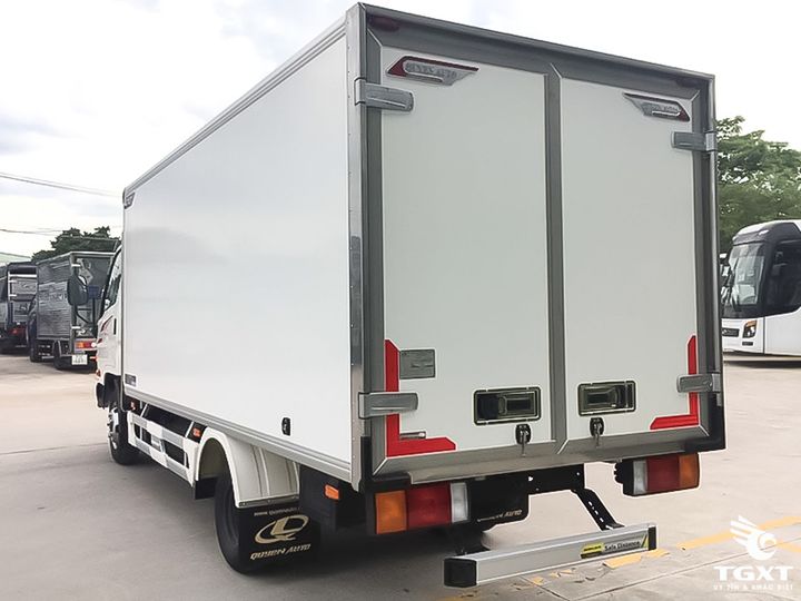 Xe tải Hyundai Mighty N250SL Euro 5 vận chuyển hàng đông lạnh, thùng lớn, động cơ bền vững, tiết kiệm nhiên liệu.