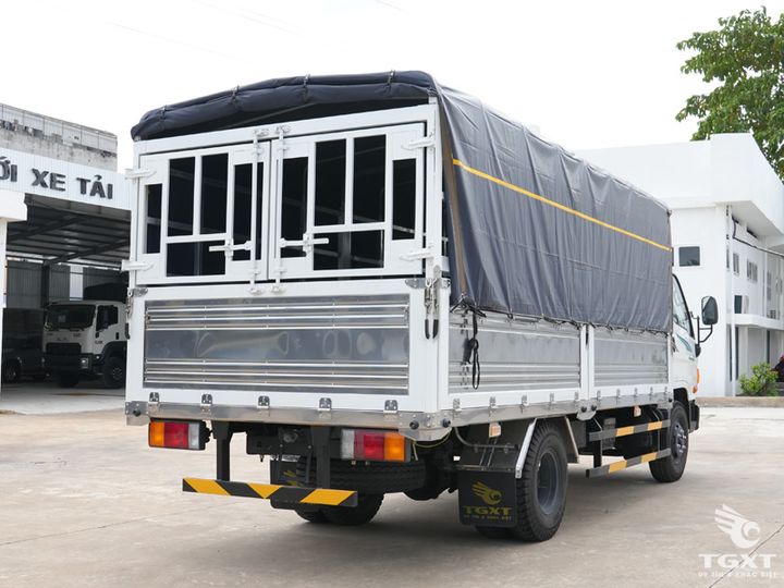 Xe tải Hyundai Mighty W11S 7 tấn thùng bạt Euro 5, bền bỉ, tiết kiệm nhiên liệu, thích hợp vận chuyển hàng hóa đa dạng và đông lạnh.