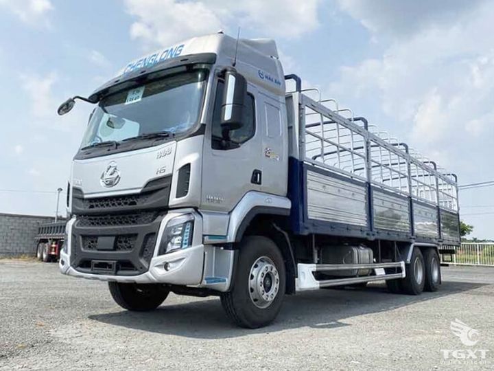 Xe tải ChengLong LZ1250H5CBT H5 260HP, tải trọng 15 tấn, thiết kế khí động, phù hợp vận chuyển dài. Động cơ Euro 5, tiết kiệm nhiên liệu, thùng đa dạng.