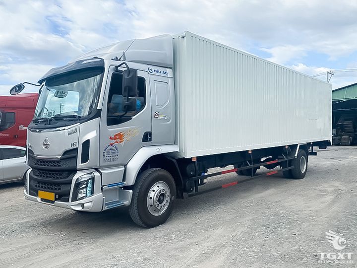 Xe tải ChengLong LZ5185XXYM3ABT M3 200HP, tải trọng 6.8t, sử dụng động cơ Yuchai 6 xi-lanh, thùng pallet 9.9m, lý tưởng cho vận chuyển hàng hóa đa dạng.
