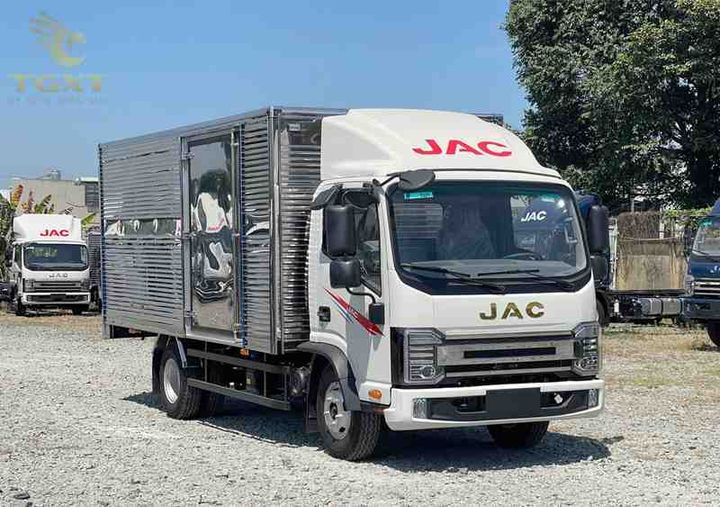 Xe tải 3.5 tấn với kích thước thùng linh hoạt, phù hợp vận chuyển hàng hóa trong và ngoài đô thị.