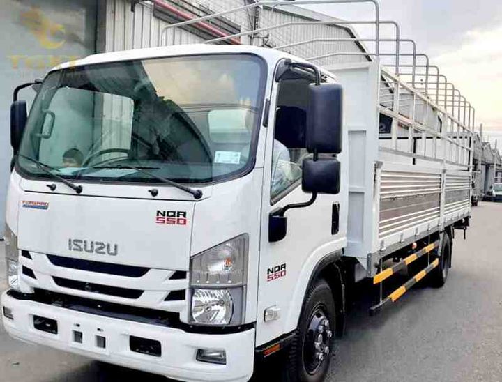 Xe tải 5 tấn với thùng hàng kích thước lớn, phù hợp vận chuyển hàng hóa đa dạng tại Việt Nam.