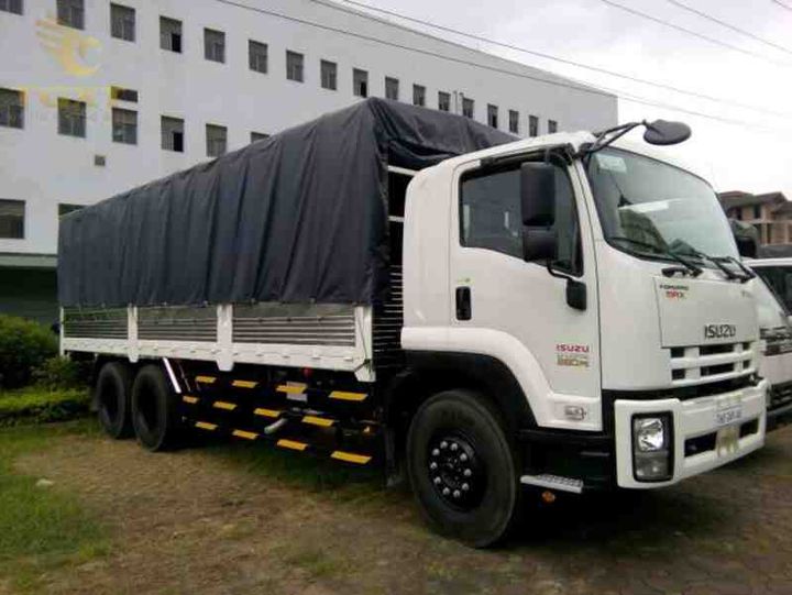 Xe tải 30 tấn với thùng dài 9-12m, rộng 2.4-2.5m, cao 2.5-2.6m, phù hợp vận chuyển hàng hóa lớn.