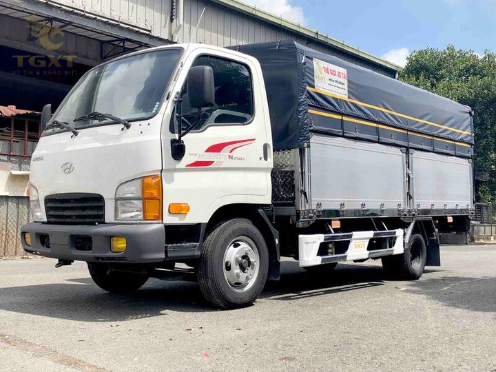Xe tải 2.5 tấn phù hợp vận chuyển hàng hóa đa dạng, kích thước tiêu chuẩn, linh hoạt trong đô thị.