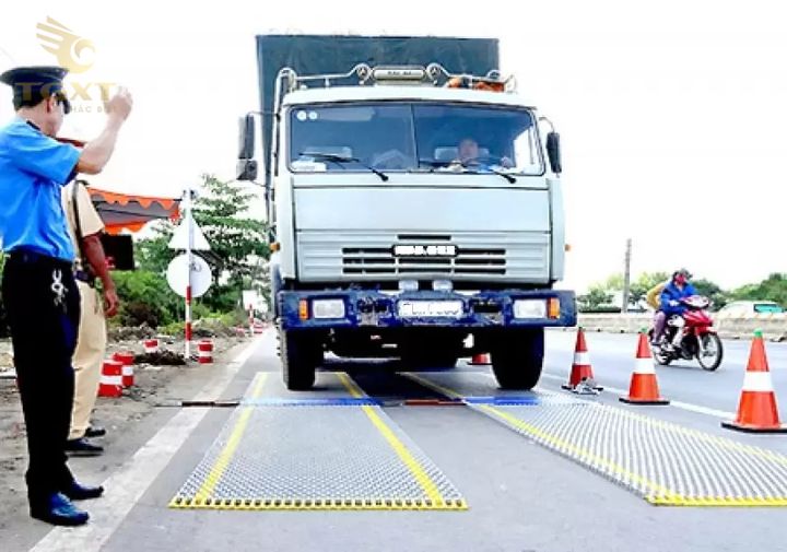 Hình ảnh minh họa về tải trọng trong kỹ thuật với xe tải và cấu trúc liên quan.