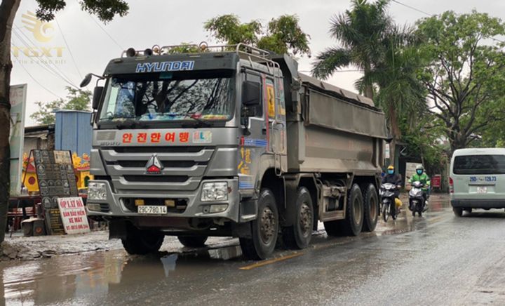 Xe tải vận chuyển hàng hóa với tải trọng lớn, phù hợp nhiều mục đích sử dụng.