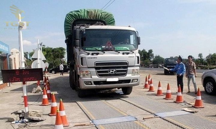 Xe tải với trọng lượng bản thân rõ ràng, phù hợp cho vận chuyển hàng hóa an toàn và hiệu quả.
