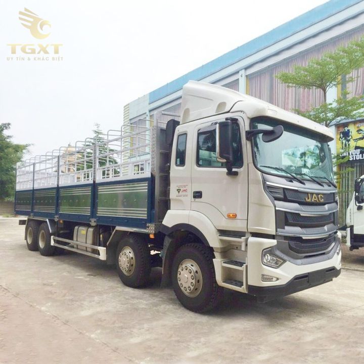 Hình ảnh xe tải trình bày trọng lượng bản thân của xe, thiết yếu cho vận hành hiệu quả và pháp luật.