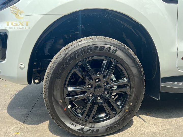 Lốp xe Ford Ranger bơm đúng áp suất 2.4 kg/cm² cho vận hành an toàn và hiệu quả.