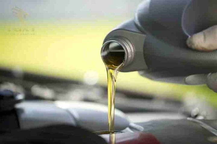 Máy rửa xe chạy điện và chạy xăng đối diện nhau, so sánh hiệu suất và chi phí.