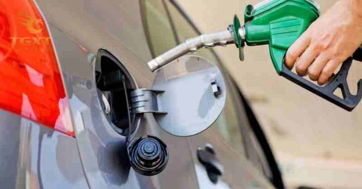 Xe tải đang được rửa bằng máy rửa xe chạy điện và chạy xăng.