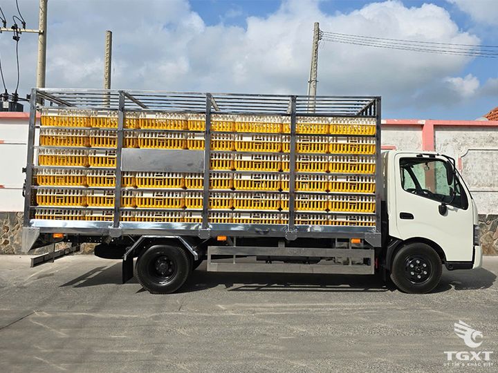 Xe tải Hino XZU720L 3.5 Tấn, thùng chở gia cầm Euro 5, tiết kiệm nhiên liệu, hệ thống kiểm soát nhiệt độ tối ưu, phù hợp vận chuyển gia cầm hiệu quả.