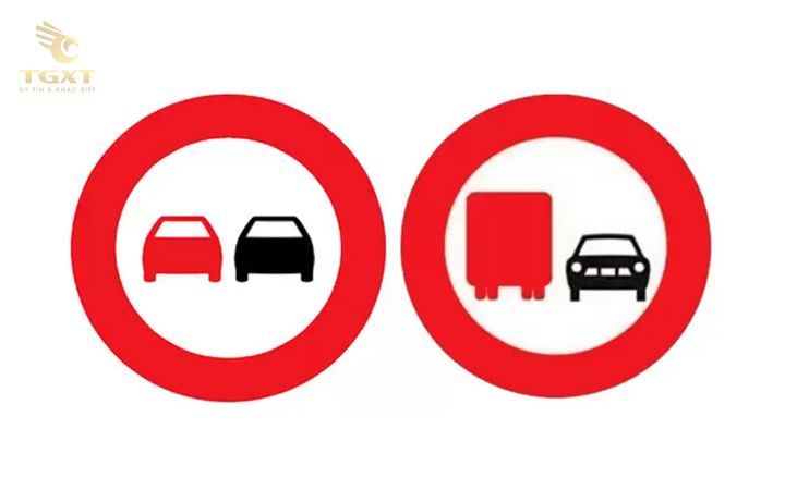 Biển báo cấm xe tải vượt P.126 trên đường cho xe tải trên 3.5 tấn, nền trắng, viền đỏ, hình xe tải và xe con.