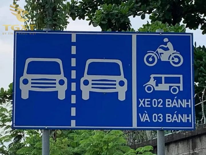 Biển báo làn đường dành cho xe tải, màu xanh nền rõ ràng, biểu tượng xe tải màu trắng, đảm bảo an toàn giao thông tại Việt Nam.
