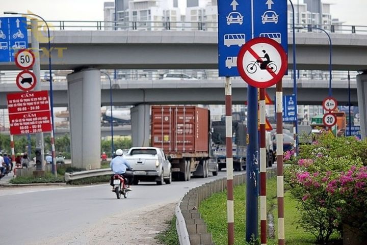 Quy định giờ cấm xe tải tại Biên Hòa, chi tiết các tuyến đường, giới hạn trọng tải. Hướng dẫn lộ trình thay thế, tránh vi phạm pháp luật giao thông.