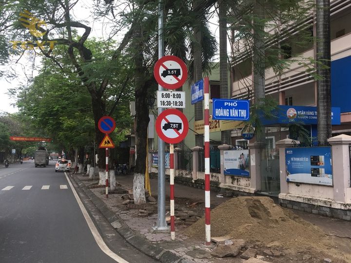 Bảng danh sách các tuyến đường cấm xe tải tại Hà Nội với hướng và khung giờ hạn chế.