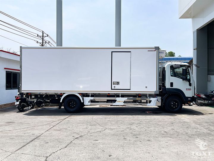 Xe tải Isuzu FRR90LE5 6 tấn với thùng đông lạnh, hệ thống làm lạnh chuyên nghiệp, tiết kiệm nhiên liệu, phù hợp vận chuyển thực phẩm và dược phẩm.
