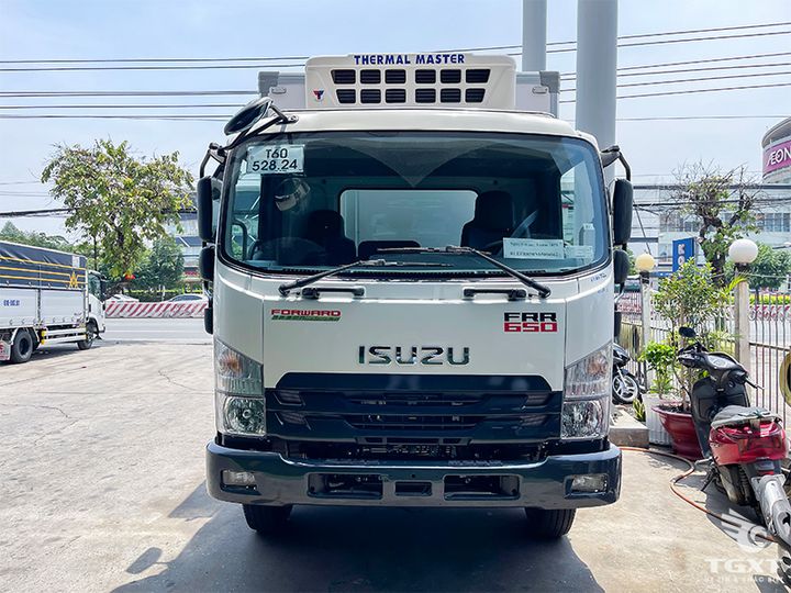 Xe tải Isuzu FRR90LE5 6 tấn với thùng đông lạnh, động cơ mạnh mẽ, hệ thống làm lạnh hiệu quả, vật liệu cách nhiệt cao cấp, phù hợp vận chuyển hàng đông lạnh.