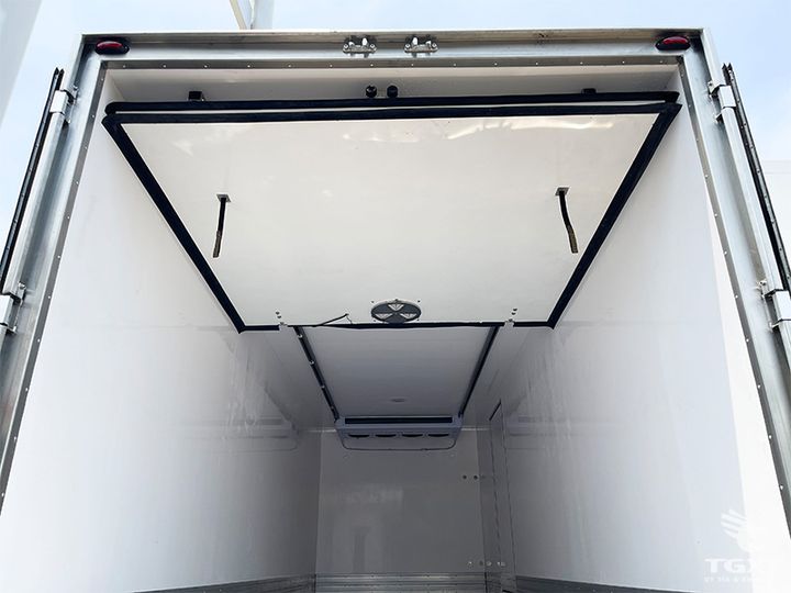 Xe tải Isuzu FRR90LE5 6 tấn thùng đông lạnh, động cơ 205PS, vật liệu cách nhiệt cao cấp, hệ thống làm lạnh Thermal Master, phù hợp làm lạnh hàng hóa.