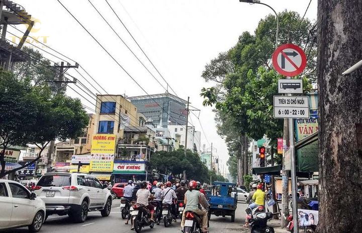 Xe tải đang đi qua đường cấm giờ, cảnh báo mức phạt theo quy định mới năm 2025.