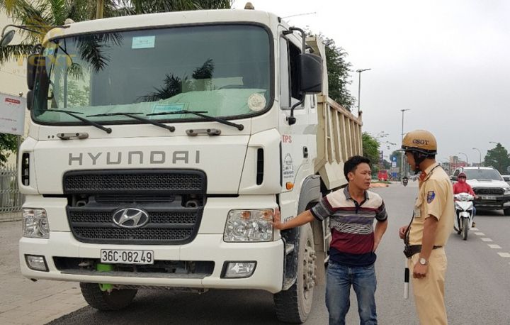 Phù hiệu xe tải hết hạn vi phạm luật giao thông, mức phạt từ 5-7 triệu đồng năm 2025.