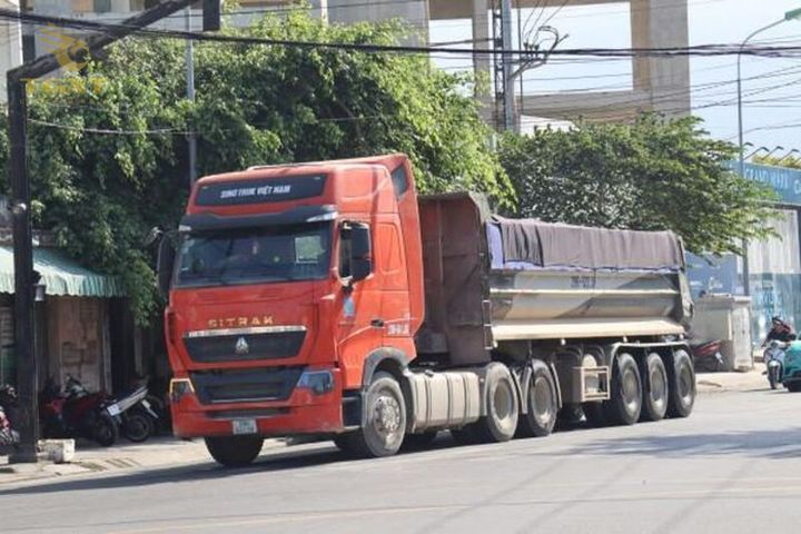Xe tải bị phạt do chở quá số người quy định theo Nghị định 168/2024/NĐ-CP.