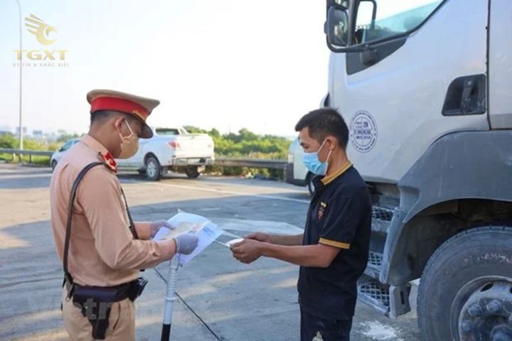 Ảnh xe tải trong tình trạng vi phạm chở quá số người quy định tại Việt Nam.