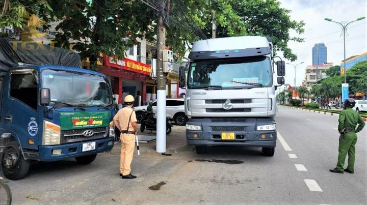 Biển báo cấm xe tải, hình minh họa vi phạm luật giao thông tại Việt Nam.