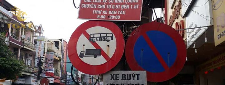 Xe tải vi phạm đường cấm với biển báo rõ ràng, cảnh báo vi phạm luật giao thông. Tìm hiểu nguyên nhân và cách tránh lỗi này.