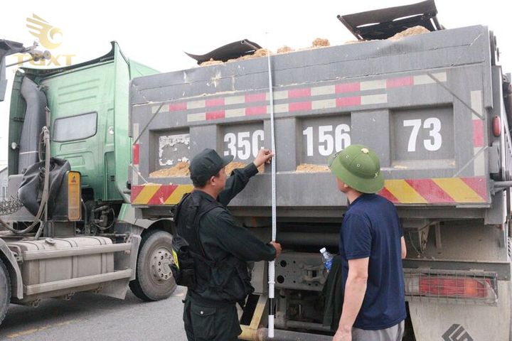 Xe tải vượt quá kích thước gây nguy hiểm, nguy cơ bị phạt nặng tại Việt Nam.