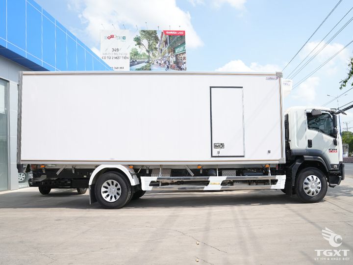 Xe tải Isuzu FVR FVR34VE5 7 tấn, thùng đông lạnh rộng 61m³ duy trì -20°C, động cơ 240PS, bền bỉ, tiết kiệm năng lượng.