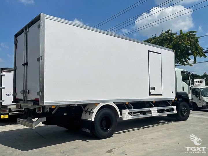 Xe tải Isuzu FVR FVR34VE5 7 tấn, thùng đông lạnh 61m³, duy trì -20°C, động cơ 240PS, bền bỉ, tiết kiệm nhiên liệu.
