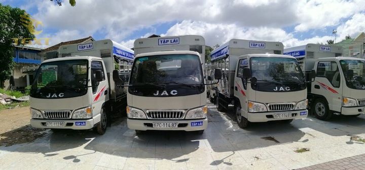 Hình ảnh cộng đồng tài xế xe tải Việt Nam, biểu tượng của ngành logistics, thể hiện sự kết nối và chia sẻ trong nghề nghiệp.