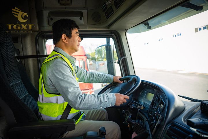 Xe tải trong ngành vận tải quốc tế, thể hiện rõ hình ảnh xe tải chuyên nghiệp.