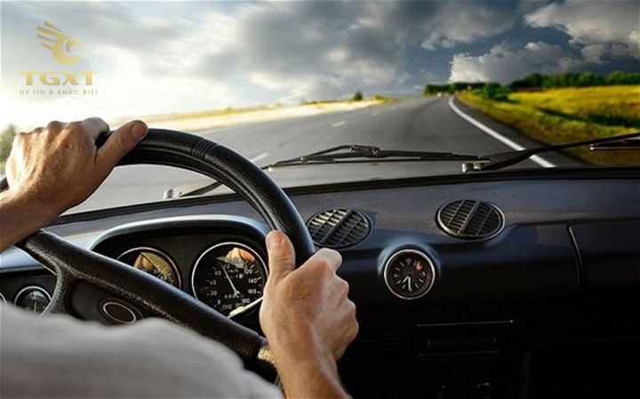 Tài xế xe tải trong ngành vận tải quốc tế, thể hiện qua xe tải màu sắc nổi bật.