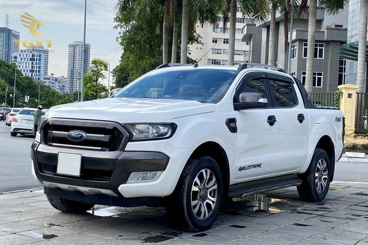 Hình ảnh xe bán tải phổ biến với cabin kín và thùng chở hàng hở, phù hợp cho các hoạt động vận chuyển.