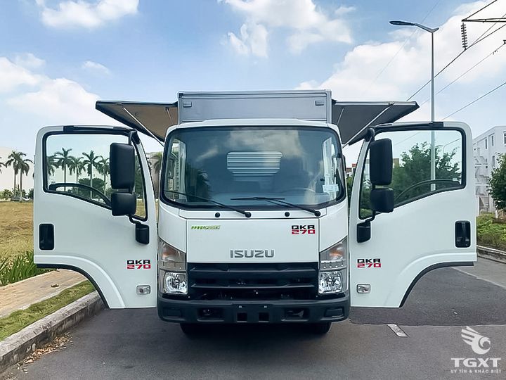 Xe tải Isuzu QKR QMR77HE5 2.2 Tấn Thùng Kín Cánh Dơi - Giải pháp vận chuyển đô thị đáng tin cậy