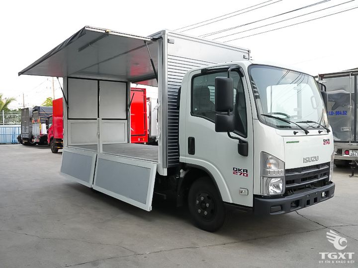 Xe tải Isuzu QKR QMR77HE5 2.2 Tấn Thùng Kín Cánh Dơi - Giải pháp vận chuyển đô thị tối ưu
