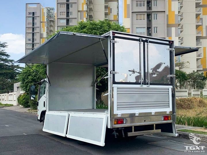 Xe tải Isuzu QKR QMR77HE5 2.2 Tấn Thùng Kín Cánh Dơi - Giải pháp vận chuyển đô thị hiệu quả