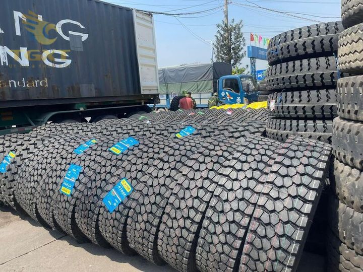 Hình ảnh các loại lốp xe tải phổ biến, gồm lốp Radial, Bias, không săm và tái chế, phù hợp cho các loại xe tải và nhu cầu sử dụng khác nhau.