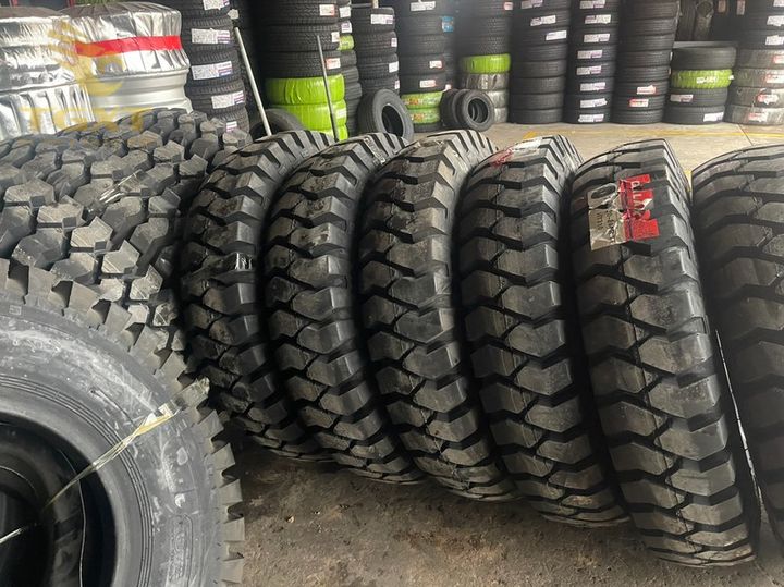 Các loại lốp xe tải phổ biến: Radial, Bias, không săm và tái chế, giúp bạn lựa chọn phù hợp với nhu cầu sử dụng.