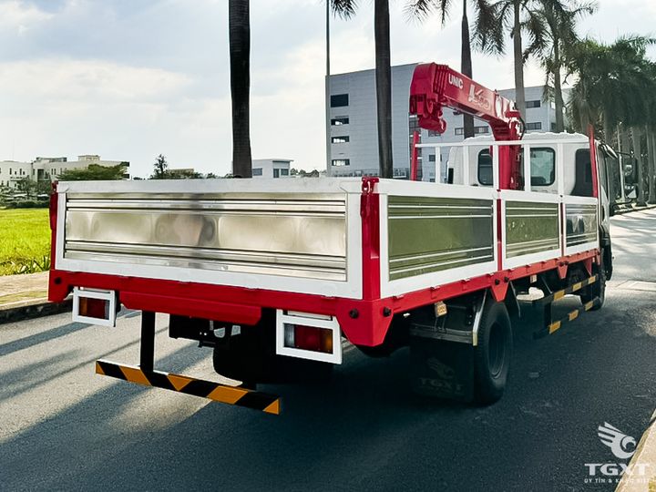 Xe cẩu Isuzu FRR90NE5 4.2 tấn, gắn cẩu Unic Nhật, nâng hạ tối ưu cho xây dựng, logistics.