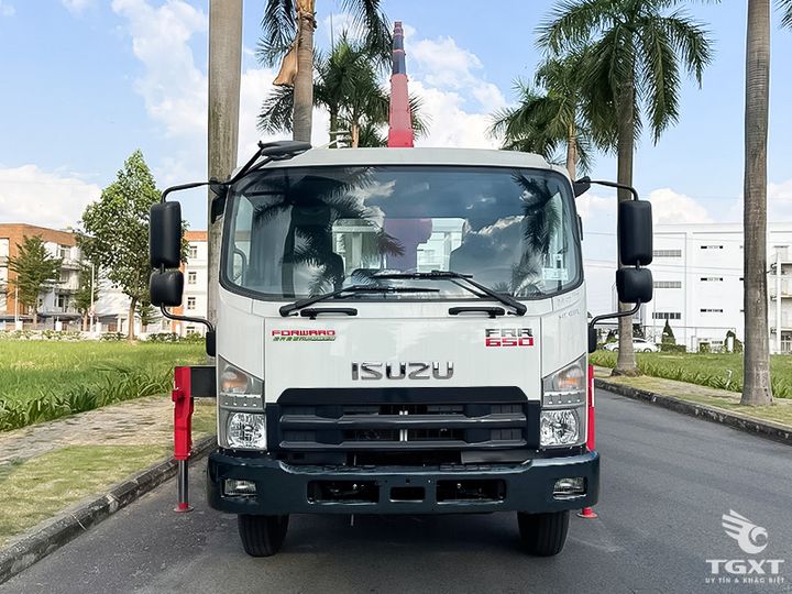 Xe tải cẩu Isuzu FRR90NE5 4.2 tấn trang bị cẩu Unic Nhật, hiệu suất tối ưu cho xây dựng, logistics.