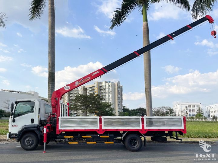 Xe tải cẩu Isuzu FRR90NE5 4.2 tấn, gắn cẩu Unic Nhật, động cơ Euro 5, nâng hàng hiệu quả, bền bỉ.