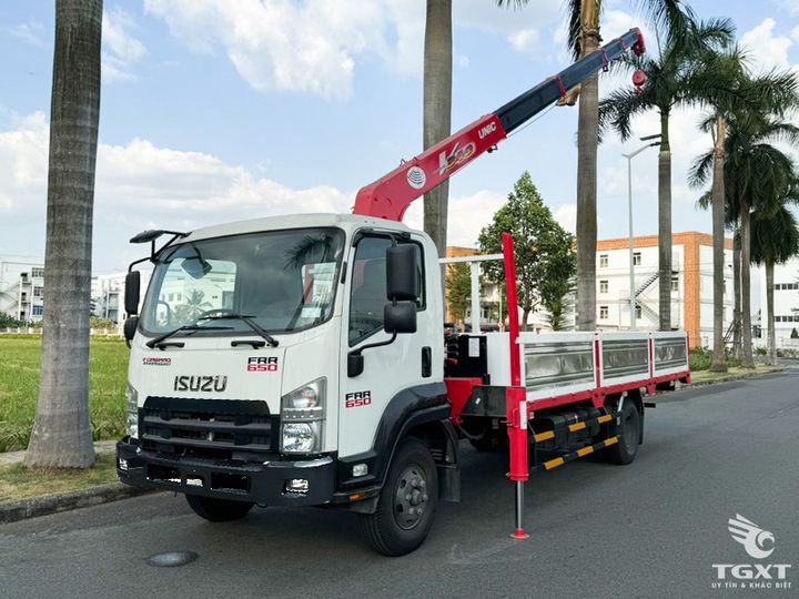Xe cẩu Isuzu FRR90NE5 4.2 tấn, gắn cẩu Unic Nhật, nâng hàng hiệu quả, bền bỉ, phù hợp xây dựng và logistics.