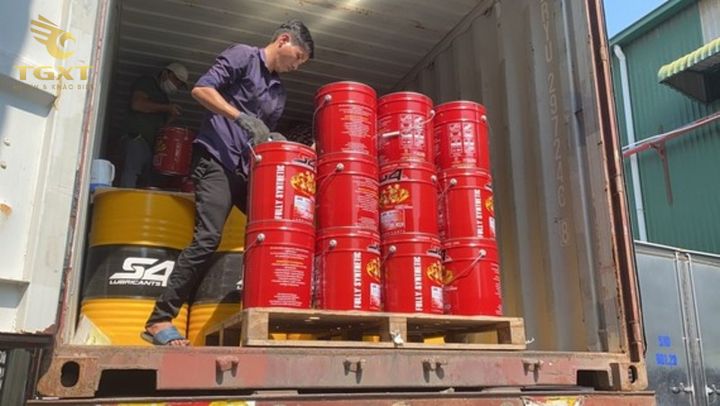 So sánh nhớt tổng hợp, bán tổng hợp và khoáng cho xe tải để lựa chọn phù hợp. Hiểu rõ ưu nhược điểm và hiệu quả cho động cơ của bạn.