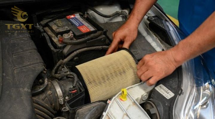 Cấu tạo bên trong lọc dầu xe tải, gồm van một chiều, phần tử lọc, van an toàn và vỏ kim loại.