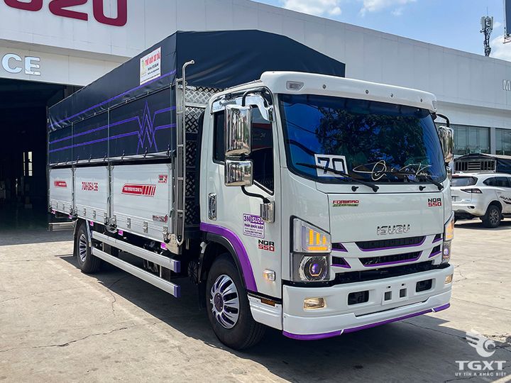 Xe tải Isuzu NQR NQR75ME5A 4.9 Tấn, động cơ Euro 5, công suất 155PS, vận hành mạnh mẽ, tiết kiệm nhiên liệu, tải trọng 4.9 tấn, phù hợp vận chuyển đa dạng.