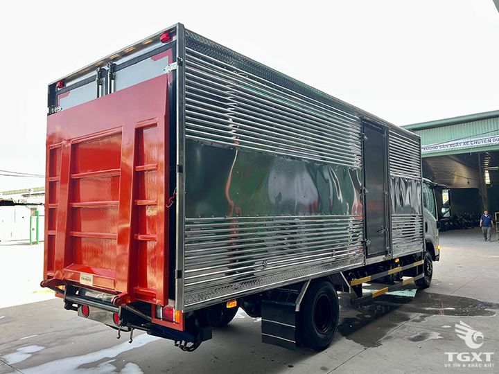Xe tải Isuzu NQR NQR75ME5A 4.9 tấn, thùng kín bung nâng, động cơ Euro 5, mạnh mẽ, tiết kiệm nhiên liệu, bền bỉ, phù hợp vận chuyển nội đô và đường dài.
